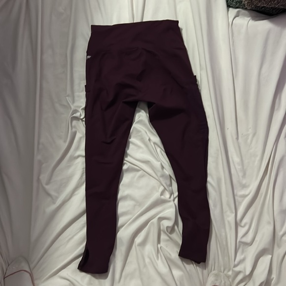Maroon Fabletics leggings with mesh pockets. - Picture 2 of 2